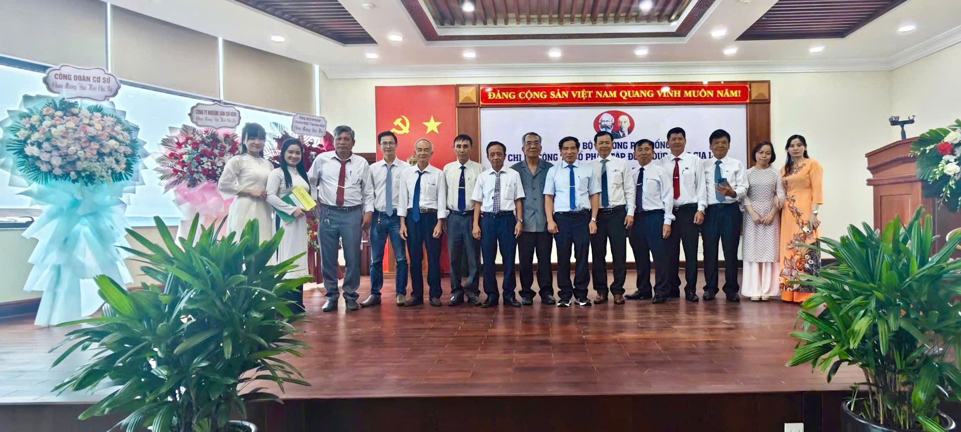 Đại biểu chụp ảnh lưu niệm sau Đại hội